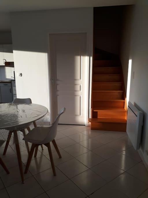 Appartement Au Rdc Avec Jardin Clos, Au Calme. Saint-Aubin-du-Cormier المظهر الخارجي الصورة